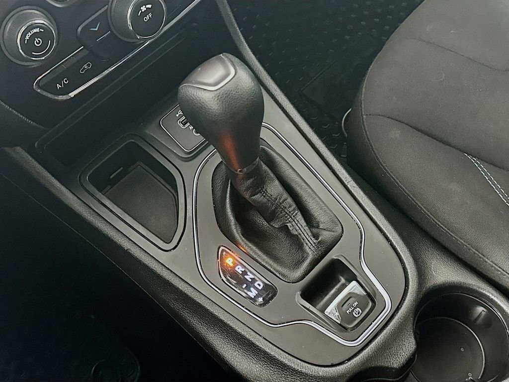 Used 2019 Jeep Cherokee Latitude w/ Cold Weather Group image 16