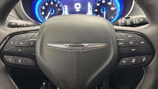 Used 2025 Chrysler Pacifica Limited image 28