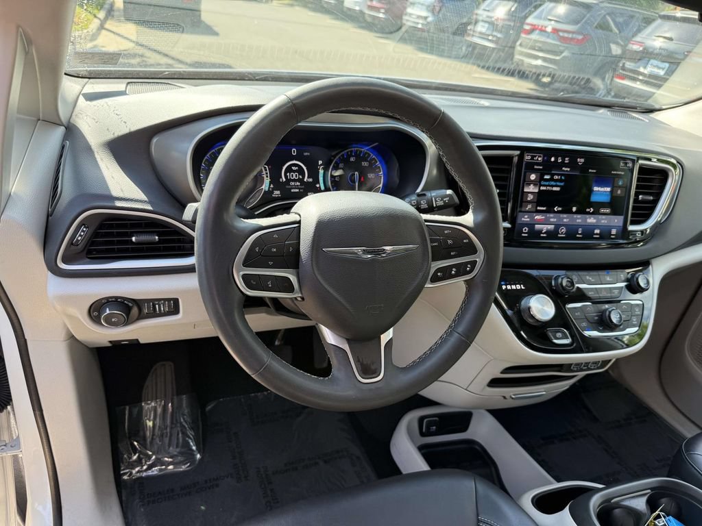 Used 2024 Chrysler Pacifica Touring-L FWD image 2