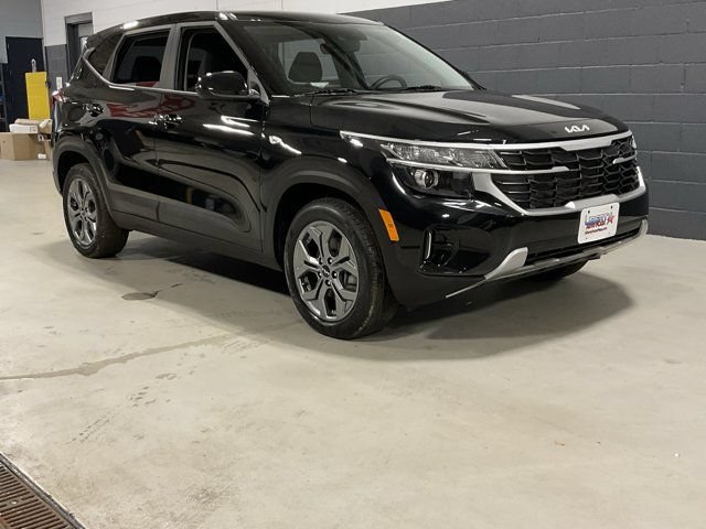 Used 2024 Kia Seltos LX AWD/4WD image 2