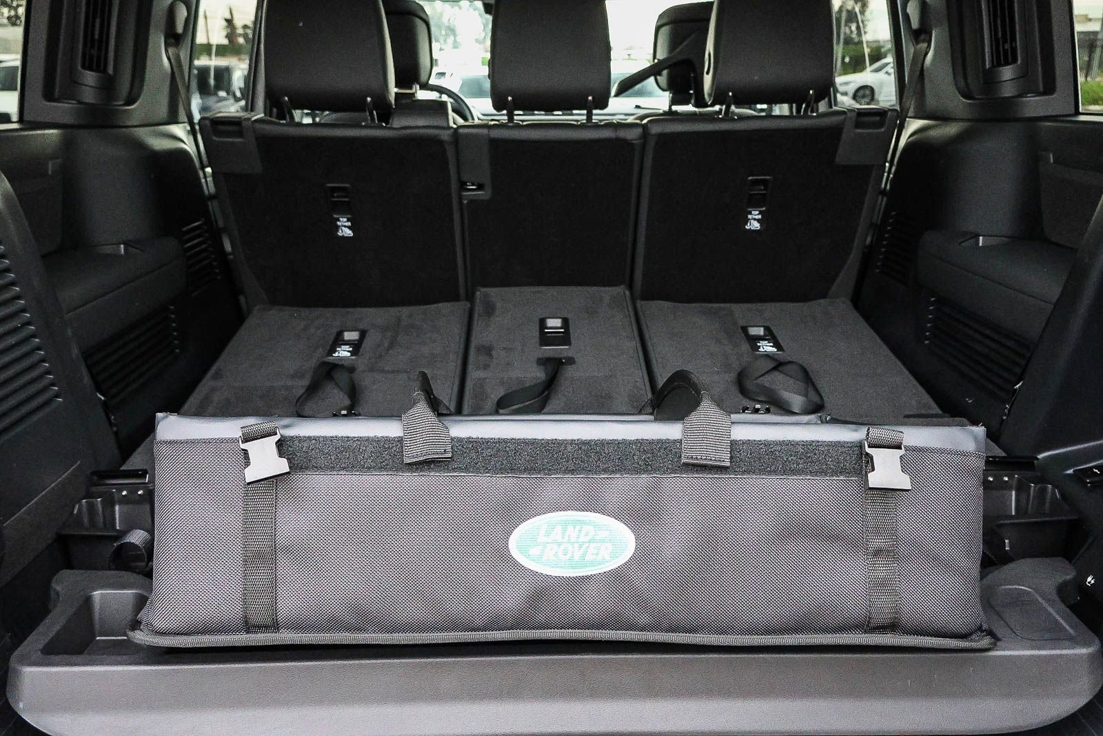 New 2026 Land Rover Defender 130 X-Dynamic SE image 26