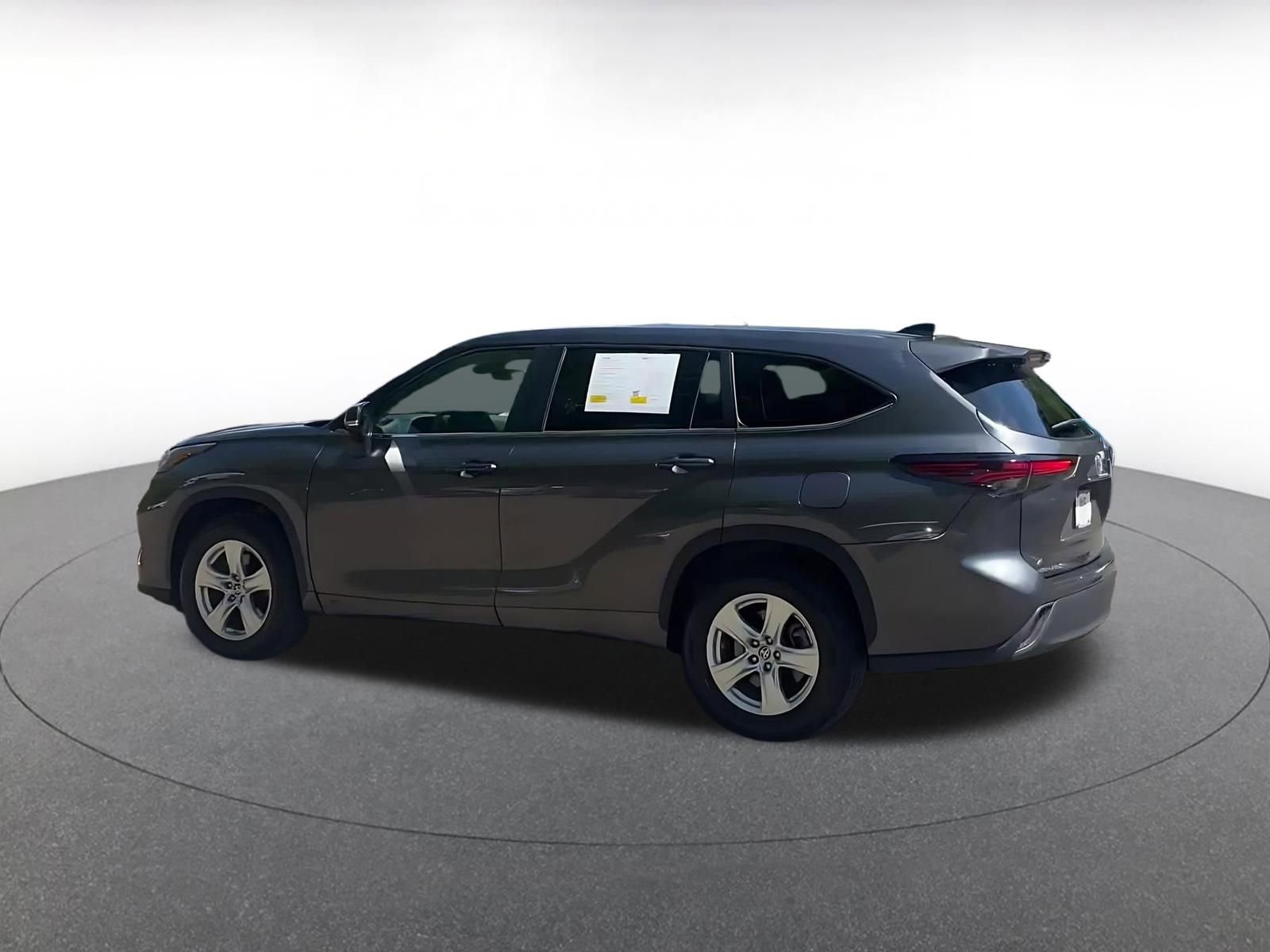 Used 2025 Toyota Highlander LE FWD image 10