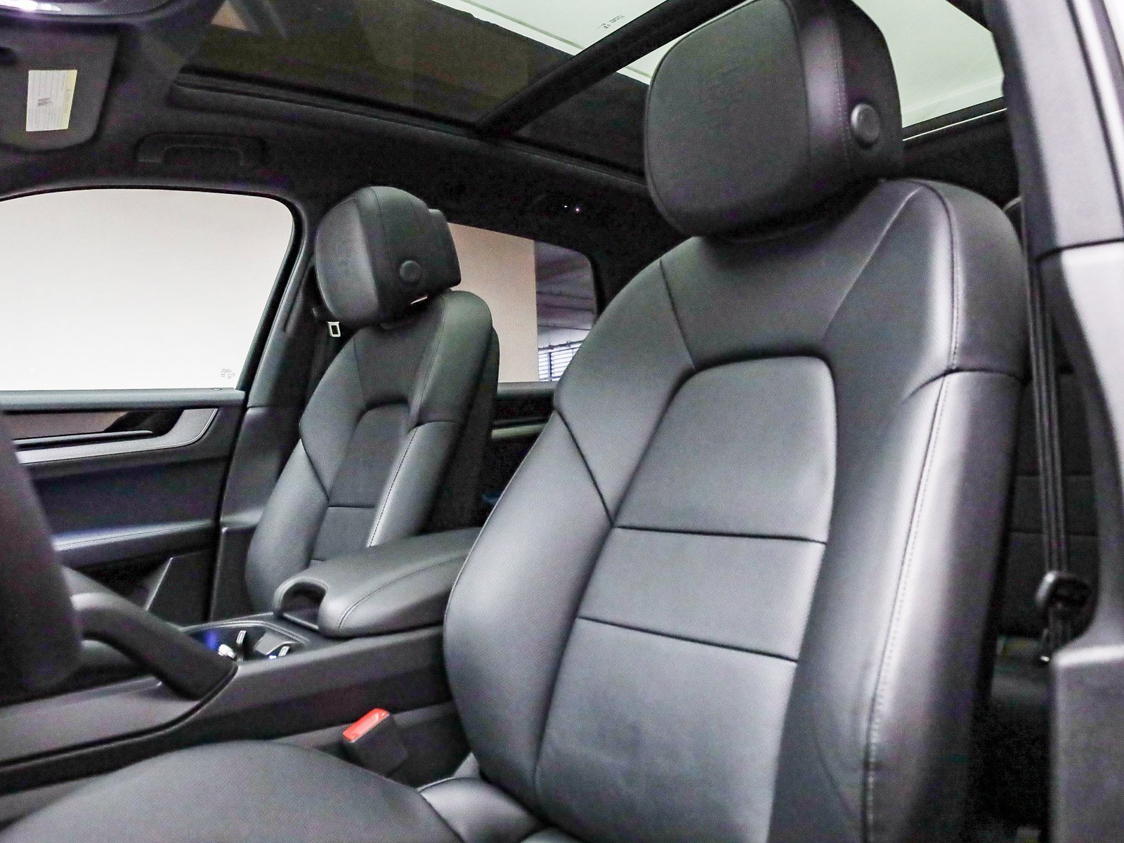 Used 2025 Porsche Cayenne image 4