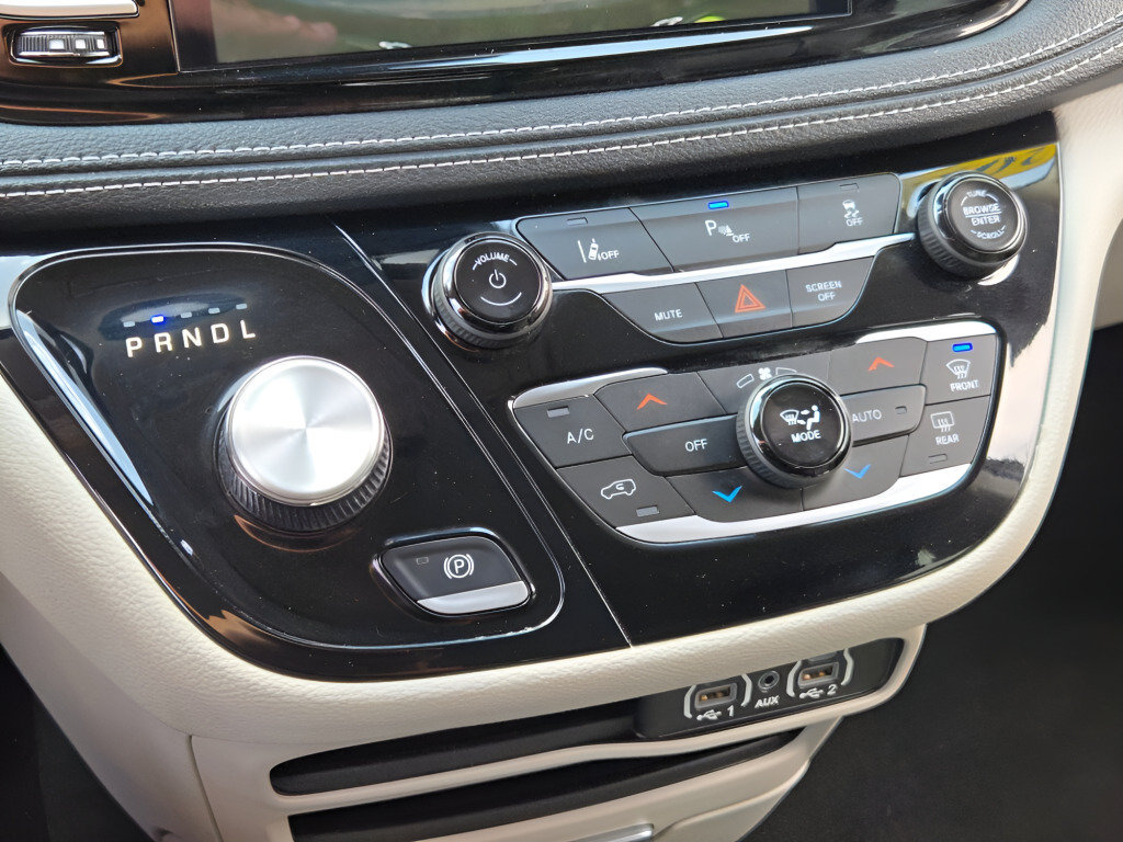 Used 2023 Chrysler Pacifica Touring-L FWD image 32