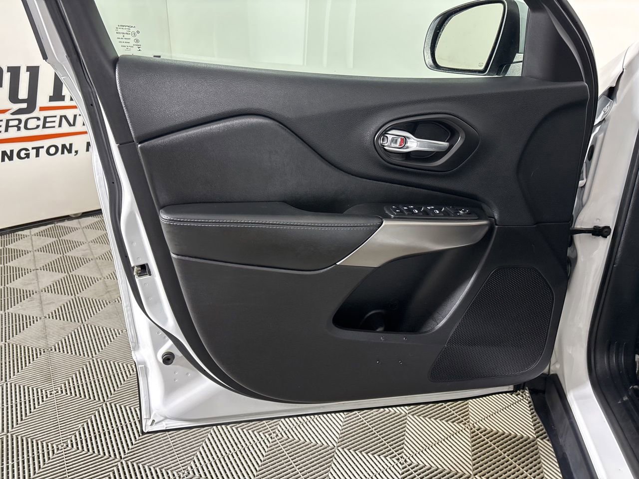 Used 2020 Jeep Cherokee Latitude image 9