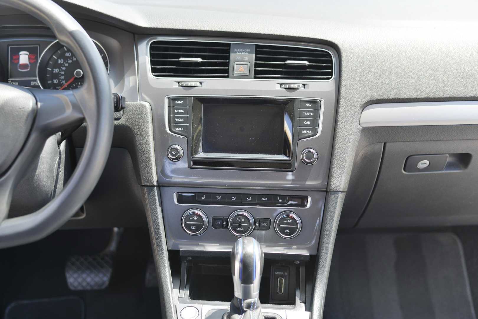 Used 2015 Volkswagen e-Golf SEL Premium image 12