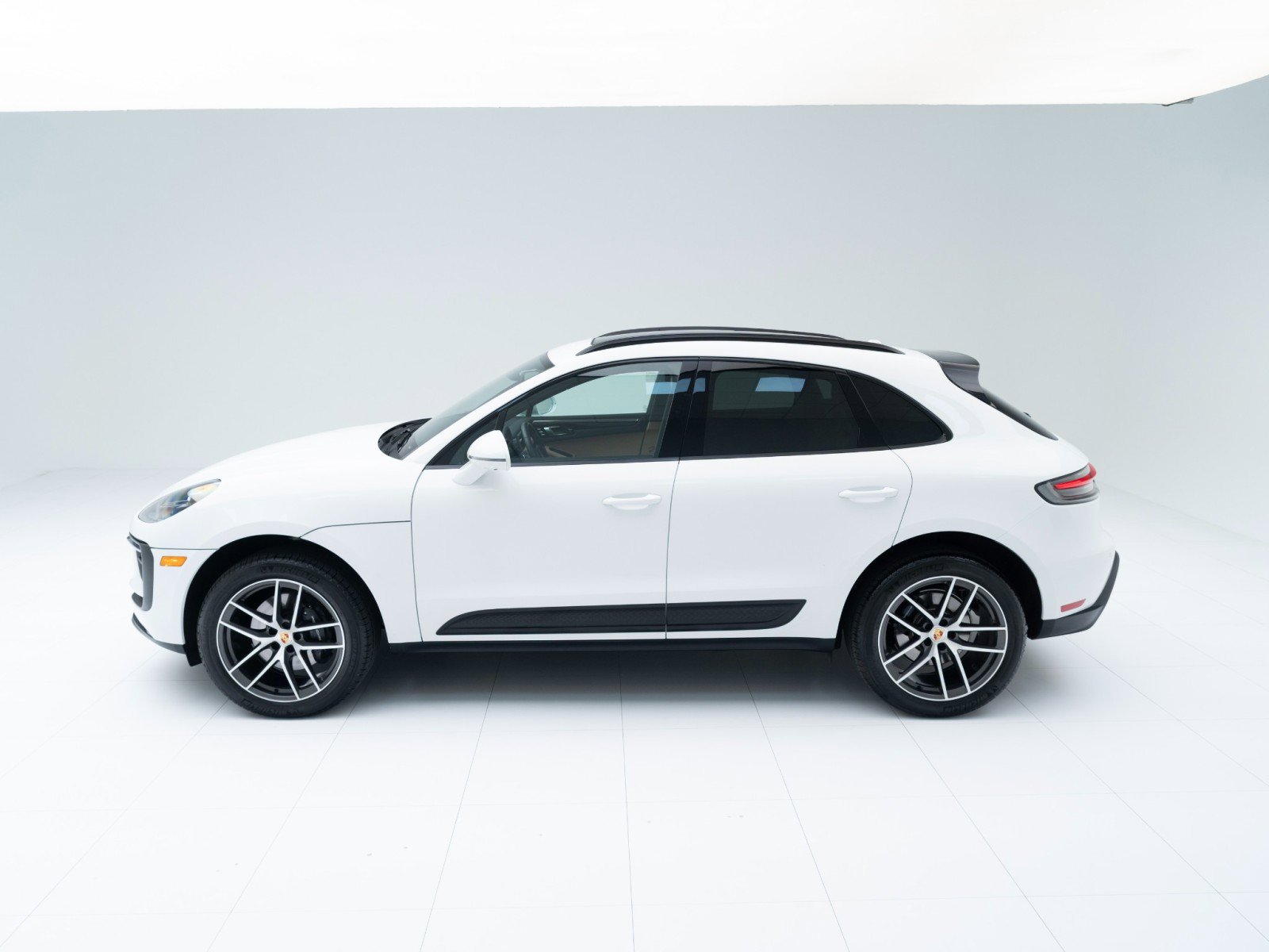 Certified 2025 Porsche Macan image 2