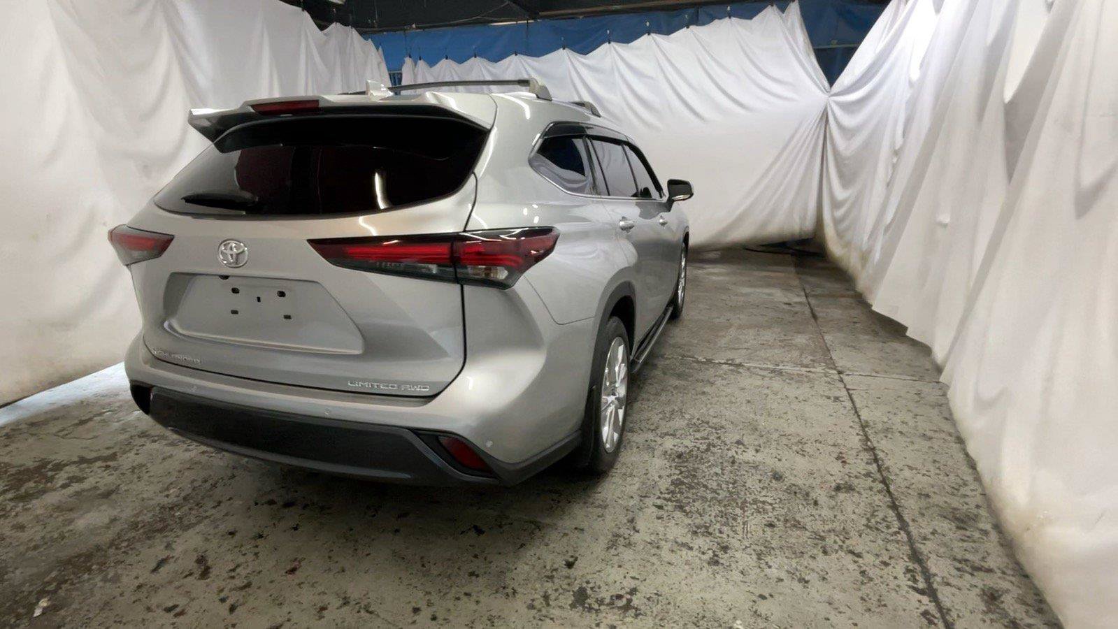 Used 2024 Toyota Highlander Limited AWD/4WD image 6