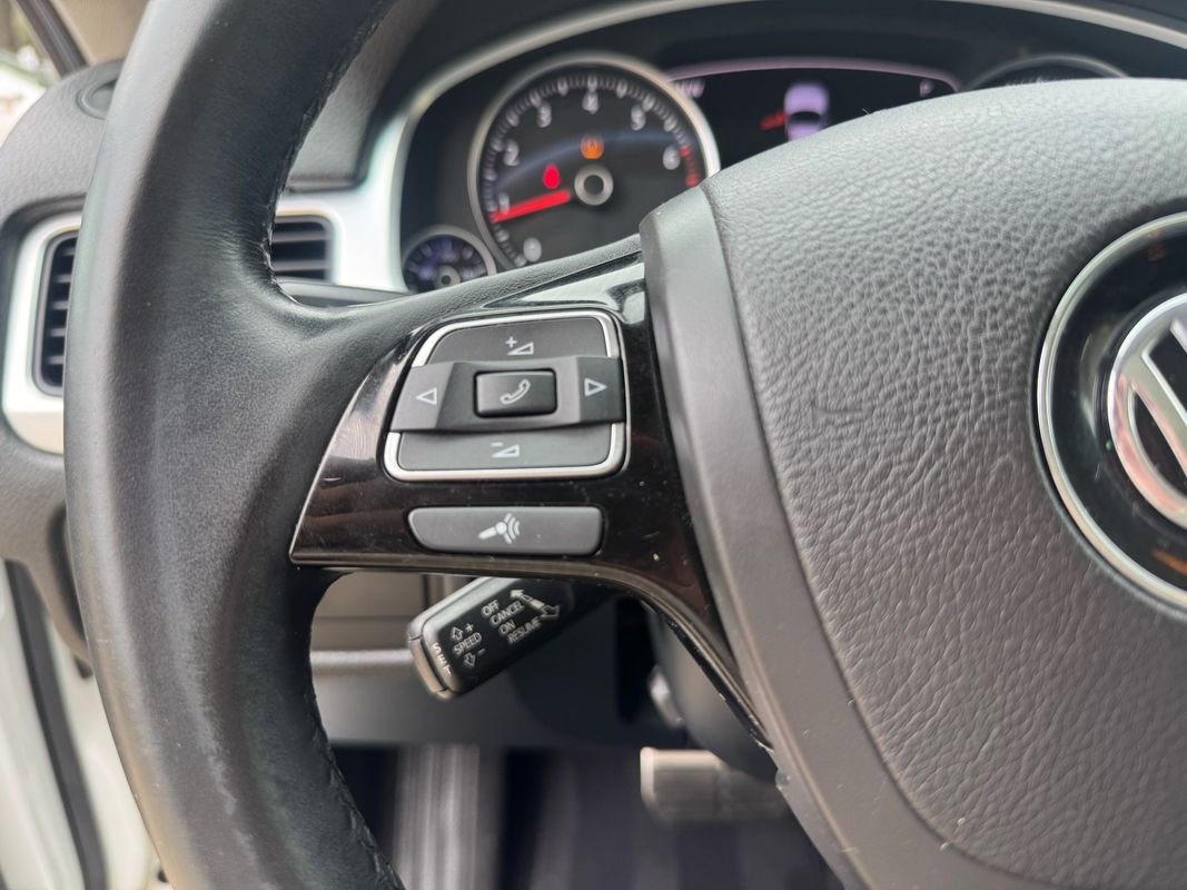 Used 2013 Volkswagen Touareg Hybrid image 17