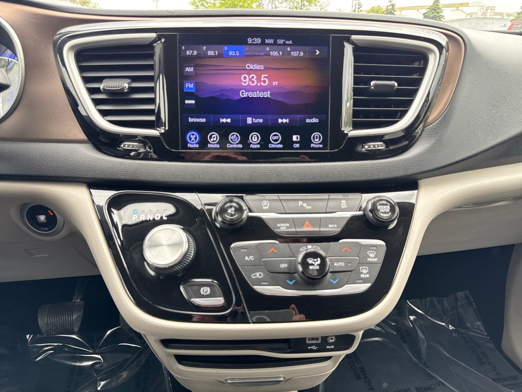 Used 2017 Chrysler Pacifica Touring-L w/ 13 Speaker Alpine Sound Group FWD image 17