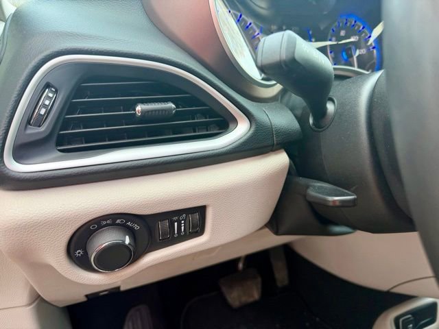 Used 2023 Chrysler Voyager LX image 30
