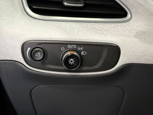 Used 2020 Chevrolet Bolt Premier w/ Infotainment Package FWD image 29