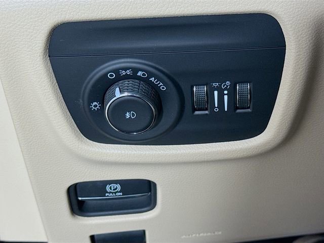 Used 2025 Jeep Grand Cherokee L Limited w/ Luxury Tech Group II RWD image 10