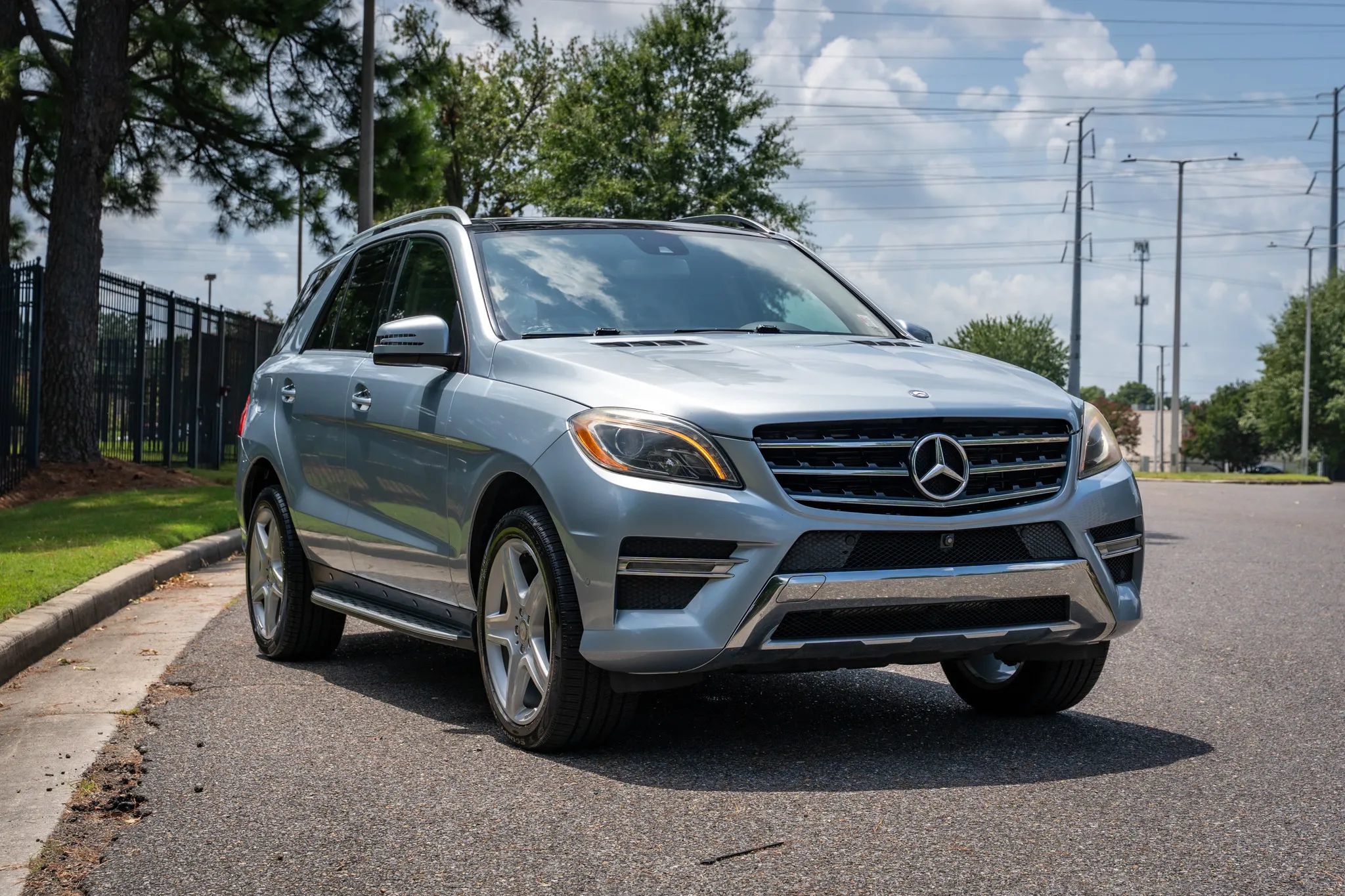 Used 2015 Mercedes-Benz ML 400 4MATIC w/ Lighting Package image 3