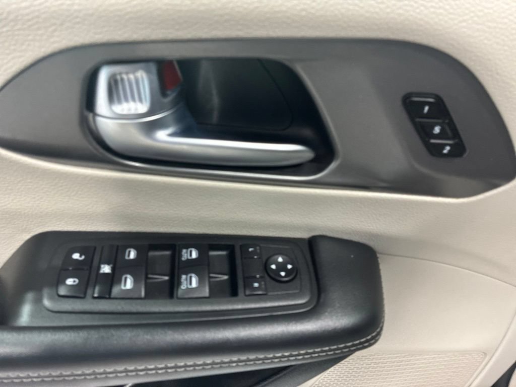 Used 2023 Chrysler Pacifica Touring-L FWD image 16