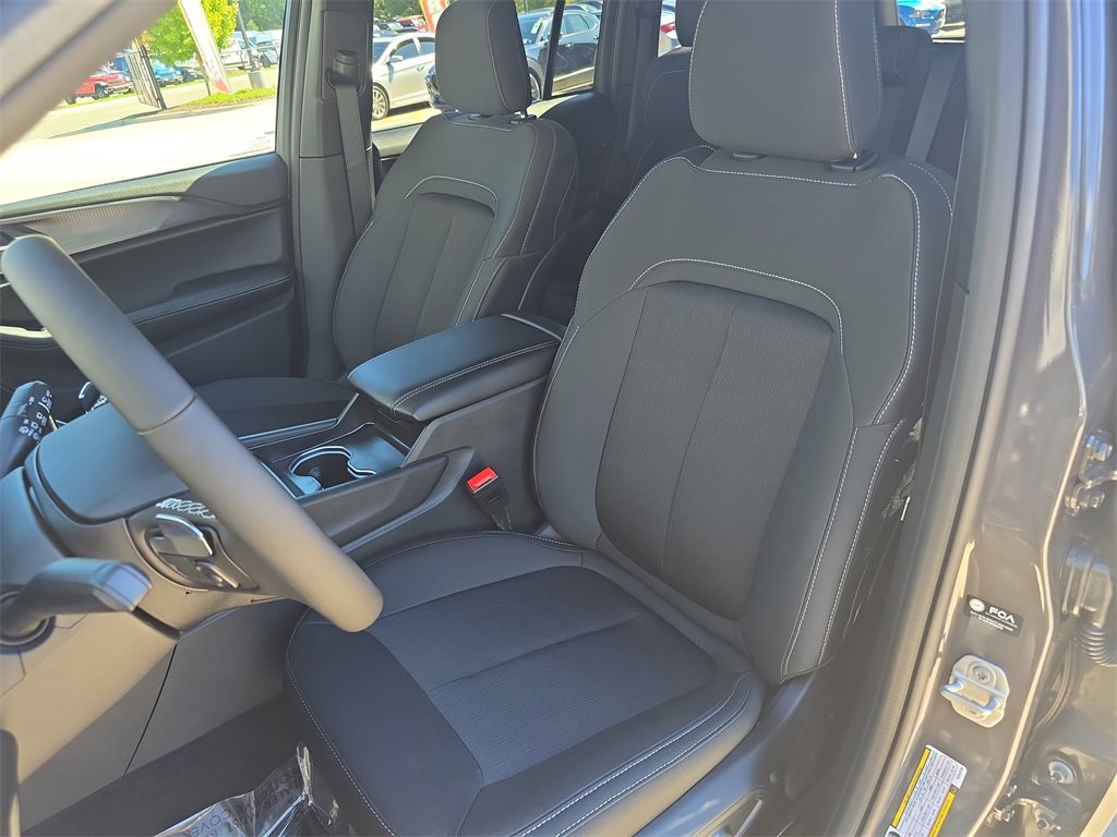 New 2025 Jeep Grand Cherokee Laredo w/ Luxury Tech Group I image 16