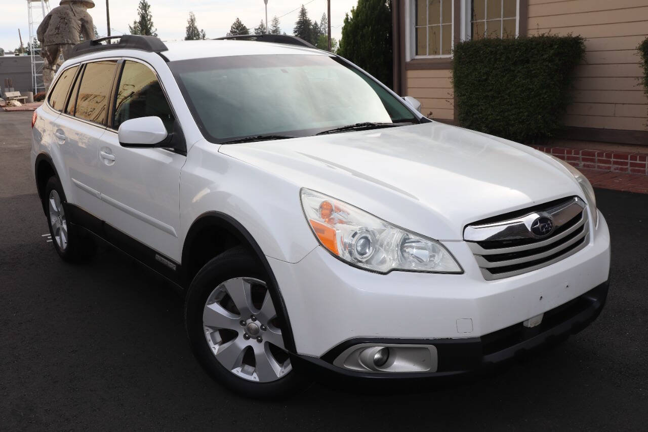 Used 2011 Subaru Outback 2.5i Premium AWD/4WD image 1