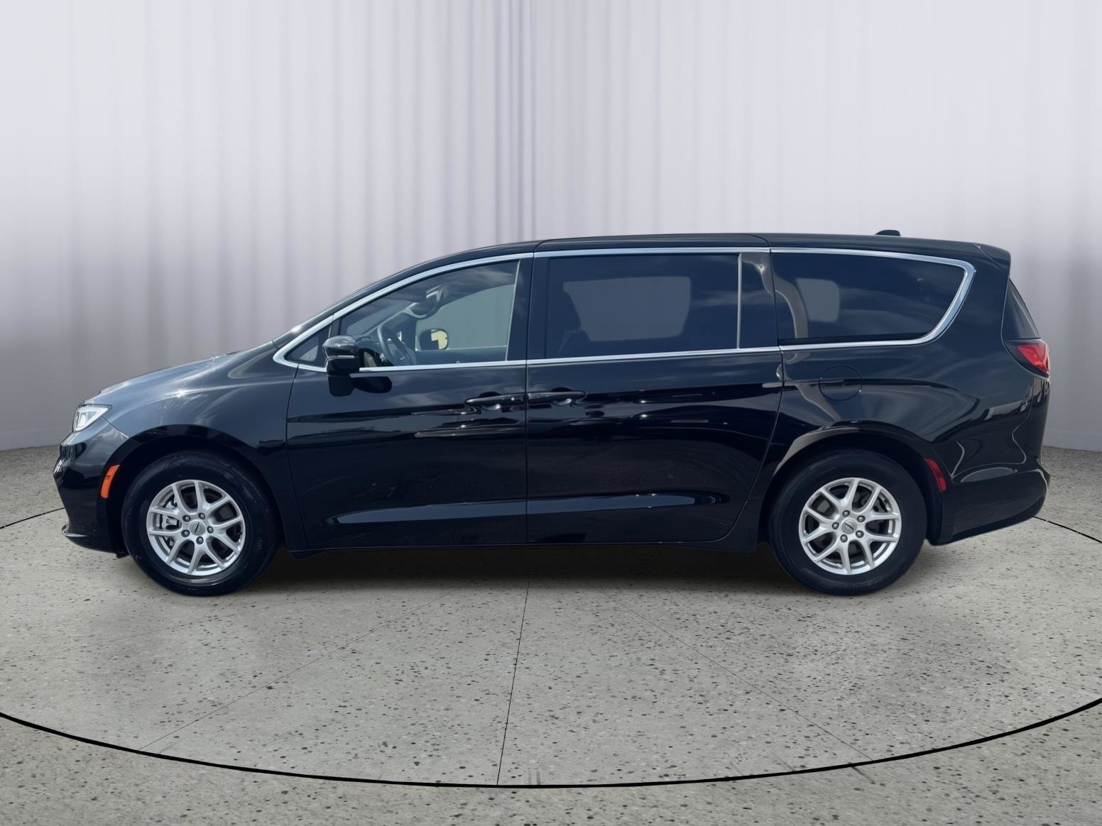 Used 2025 Chrysler Pacifica Select FWD image 2