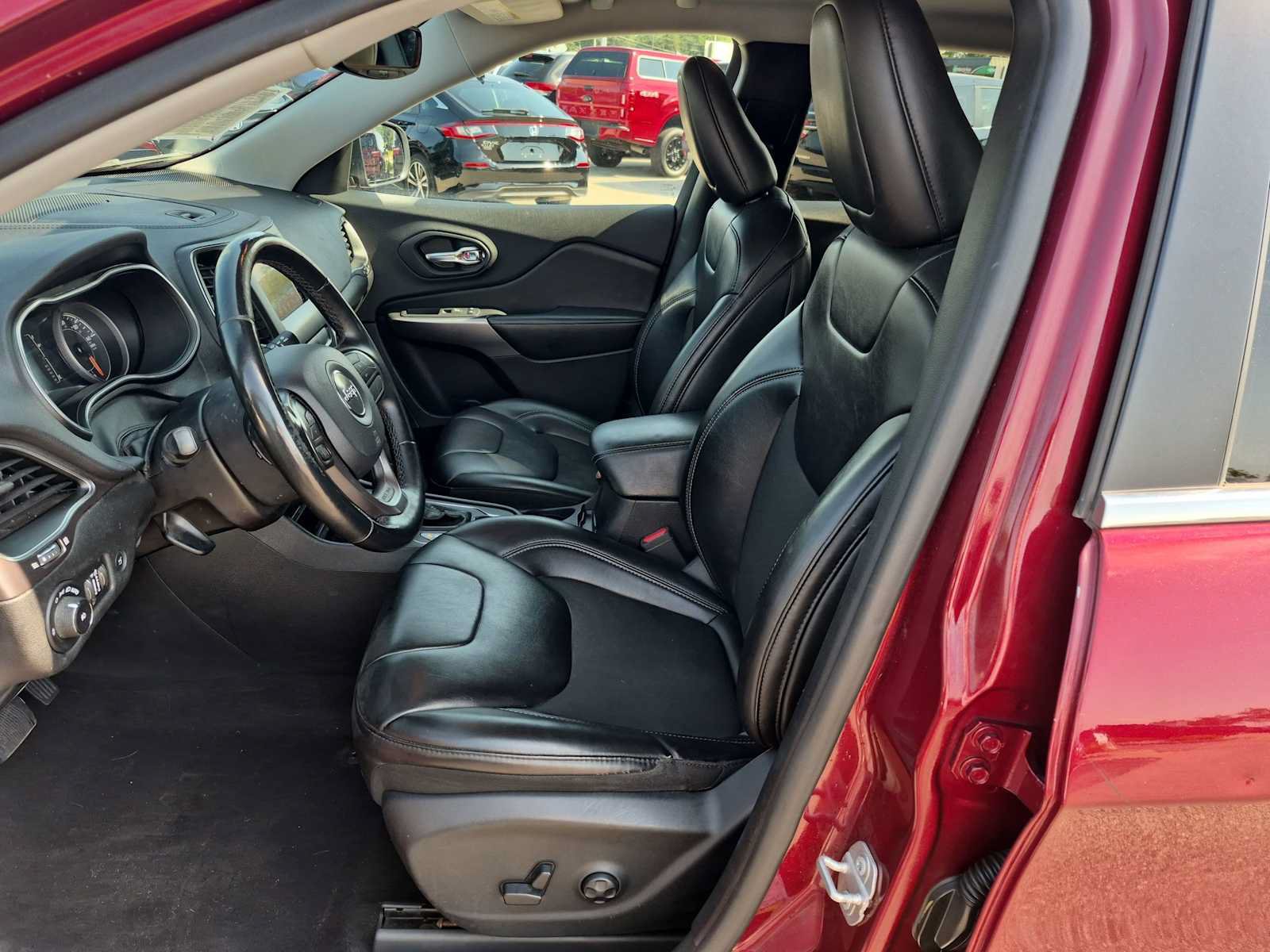 Used 2019 Jeep Cherokee Latitude Plus w/ Comfort/Convenience Group AWD/4WD image 15