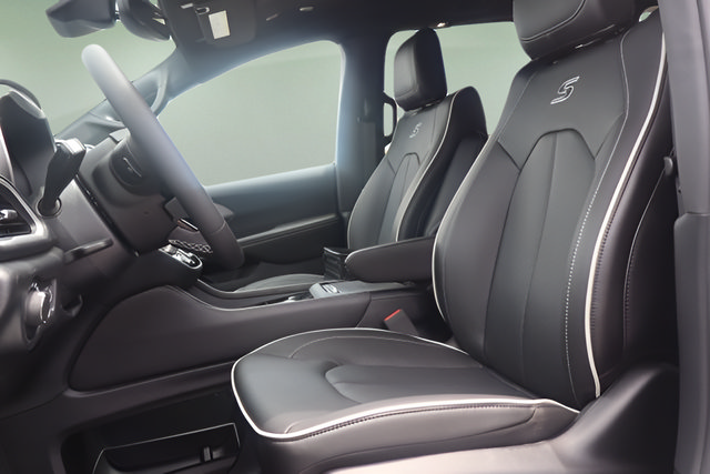New 2027 Chrysler Pacifica Limited FWD image 11