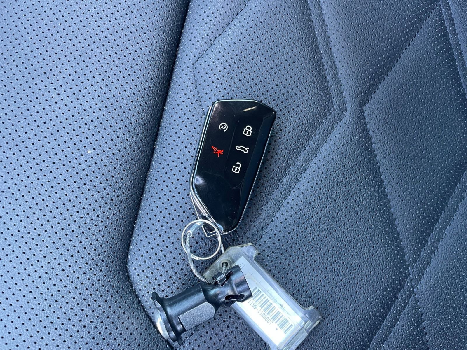 Used 2025 Volkswagen Atlas Cross Sport SE FWD image 21