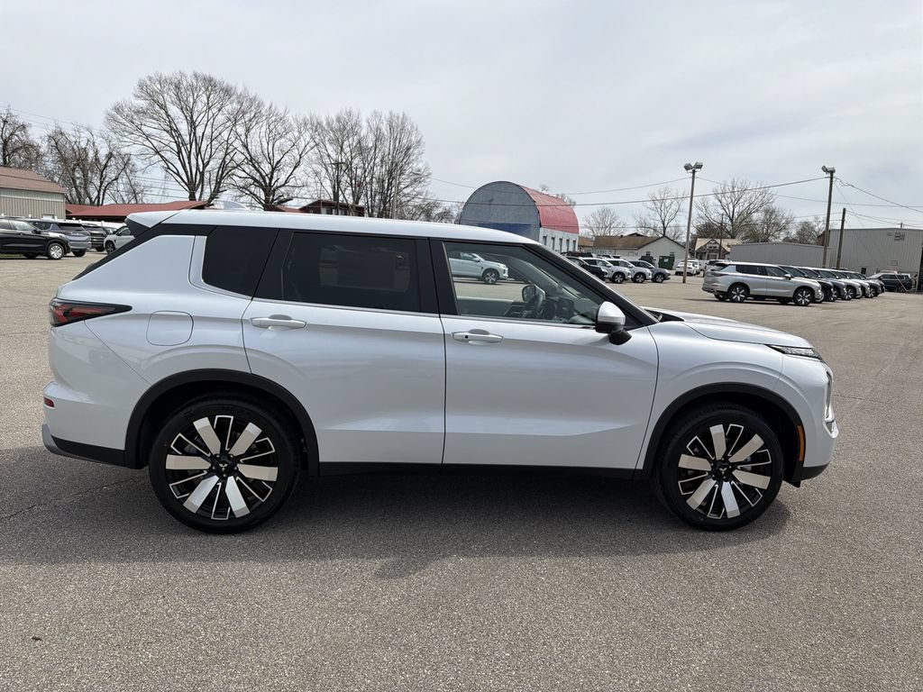 New 2026 Mitsubishi Outlander SE AWD/4WD image 3