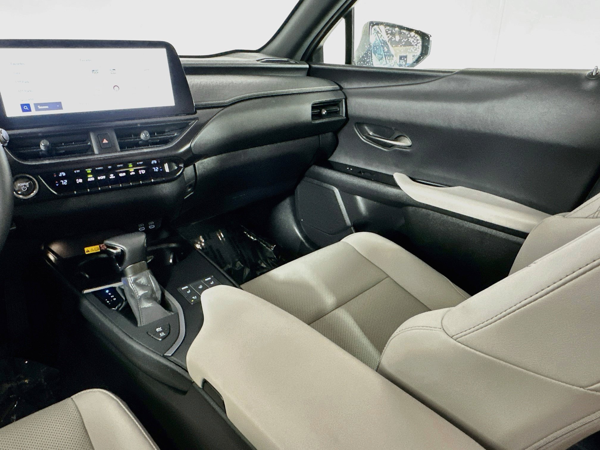 Used 2024 Lexus UX 250h AWD w/ Premium Package image 22