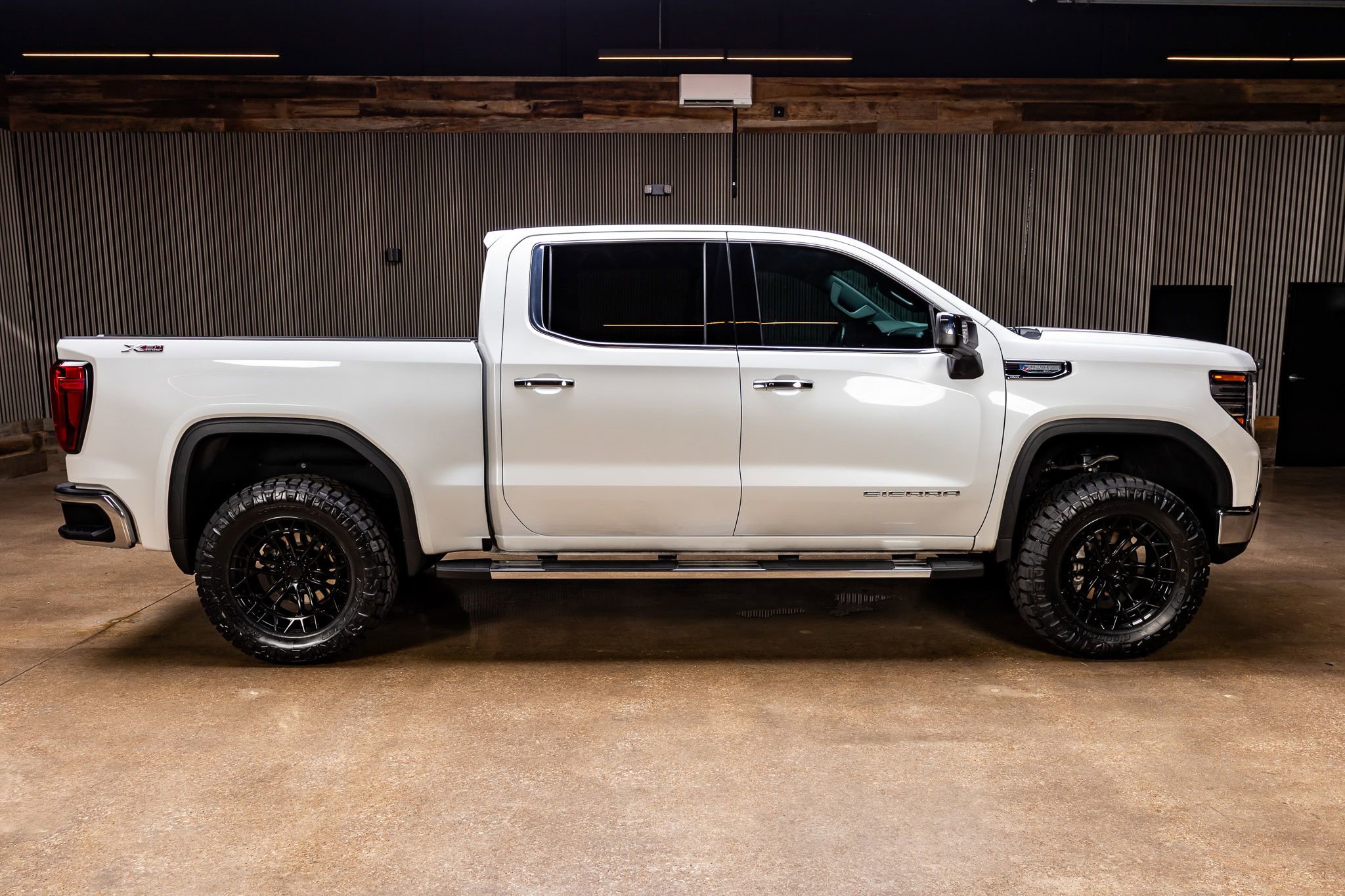 Used 2023 GMC Sierra 1500 SLT AWD/4WD image 11