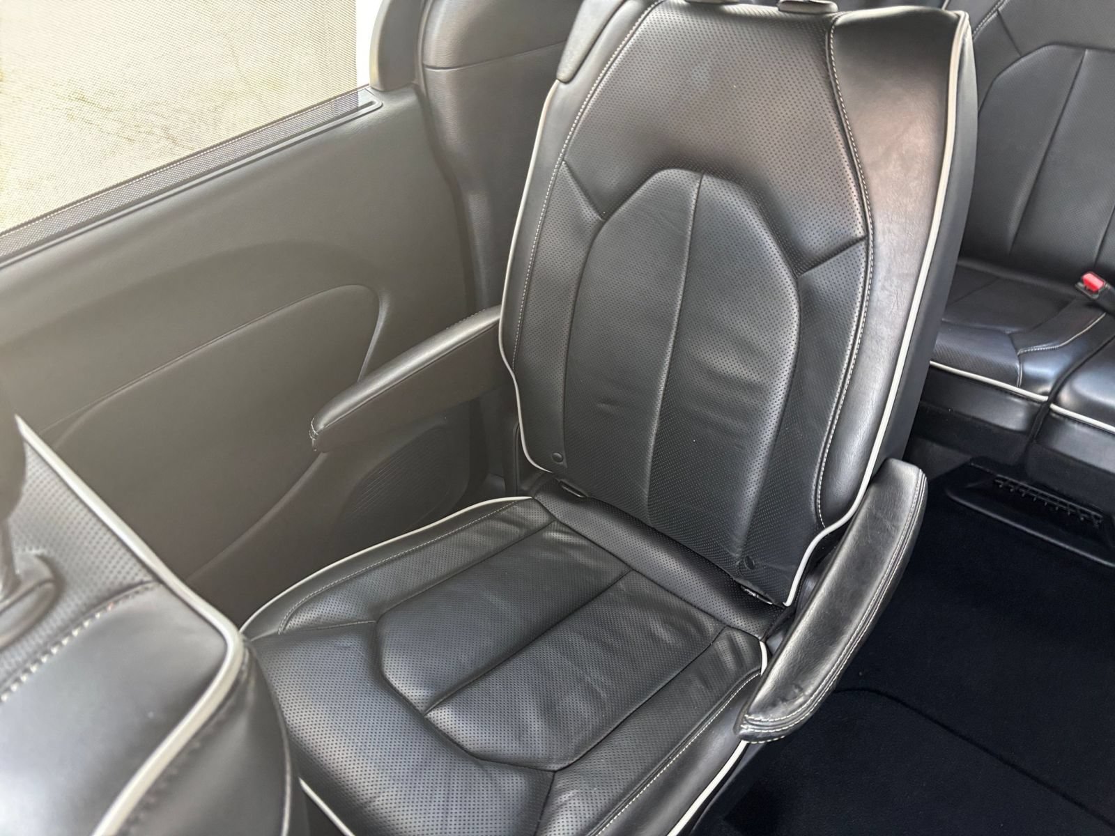 Used 2025 Chrysler Pacifica Limited FWD image 43