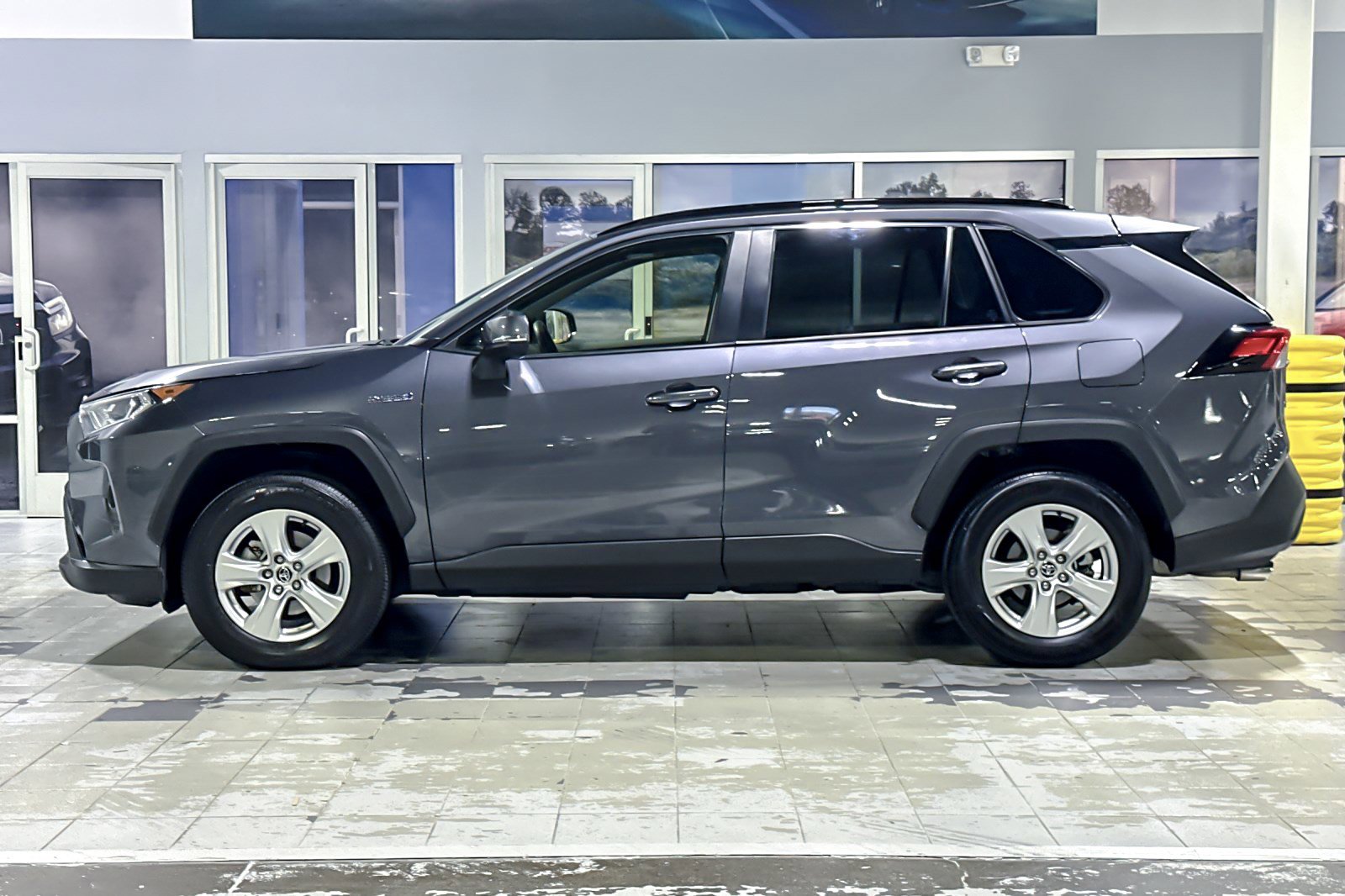 Used 2021 Toyota RAV4 XLE w/ Convenience Package image 2