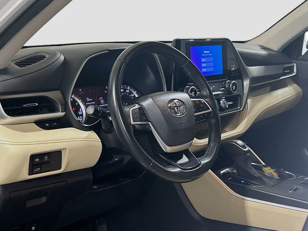 Used 2023 Toyota Highlander XLE FWD image 7