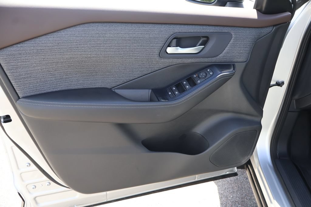 Used 2022 Nissan Rogue SV FWD image 11