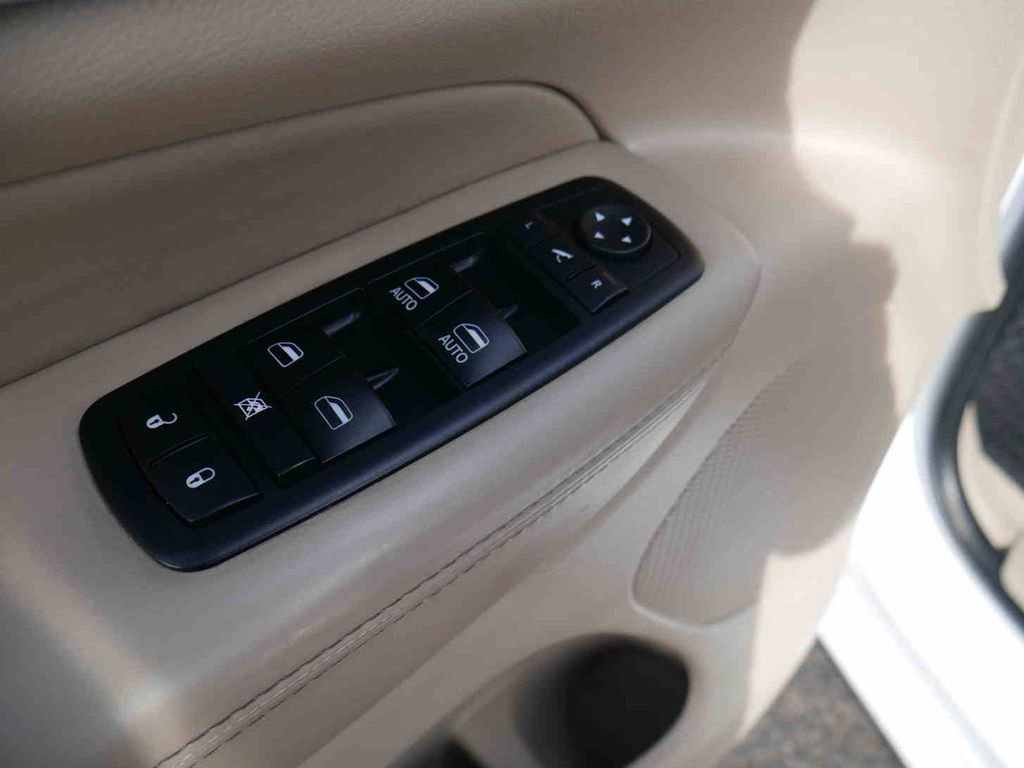 Used 2017 Jeep Grand Cherokee Overland w/ Jeep Active Safety Group image 29