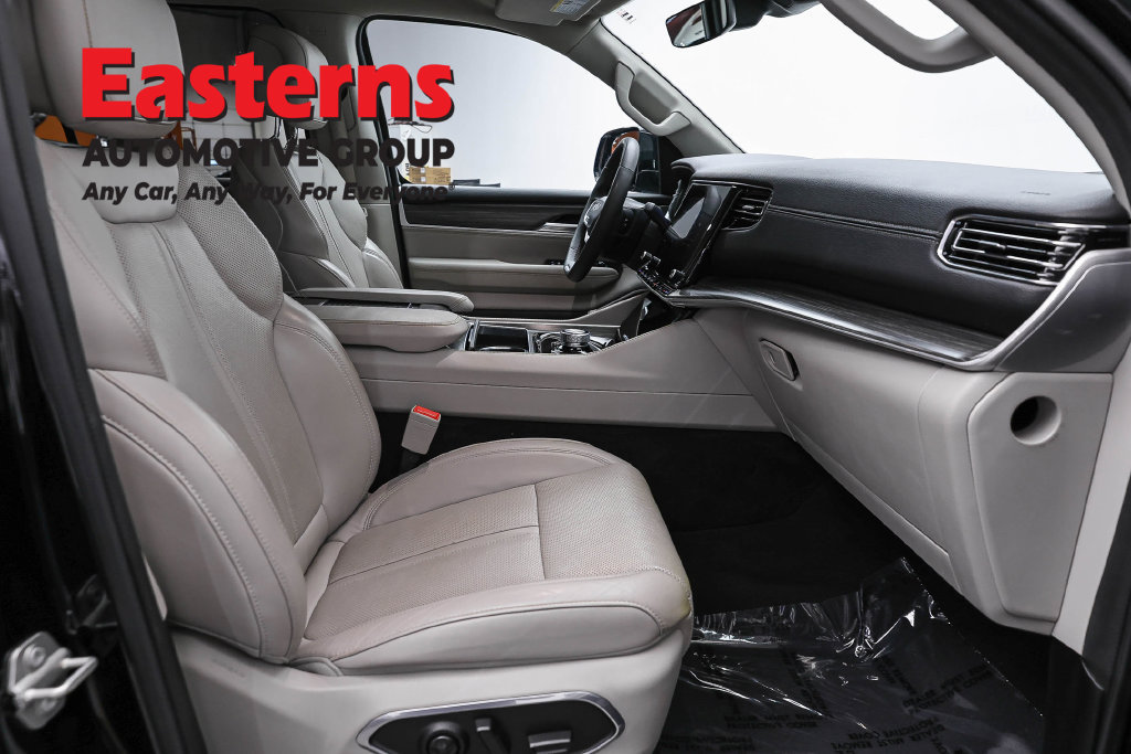 Used 2024 Jeep Wagoneer L Series II RWD image 29