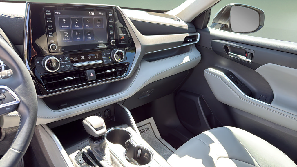 Used 2022 Toyota Highlander XLE FWD image 27