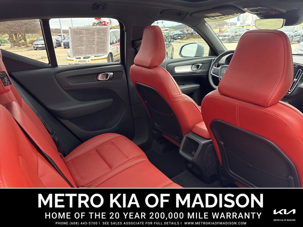 Used 2020 Volvo XC40 T5 Momentum image 32