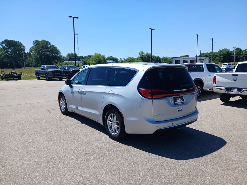 Used 2024 Chrysler Pacifica Touring-L FWD image 6