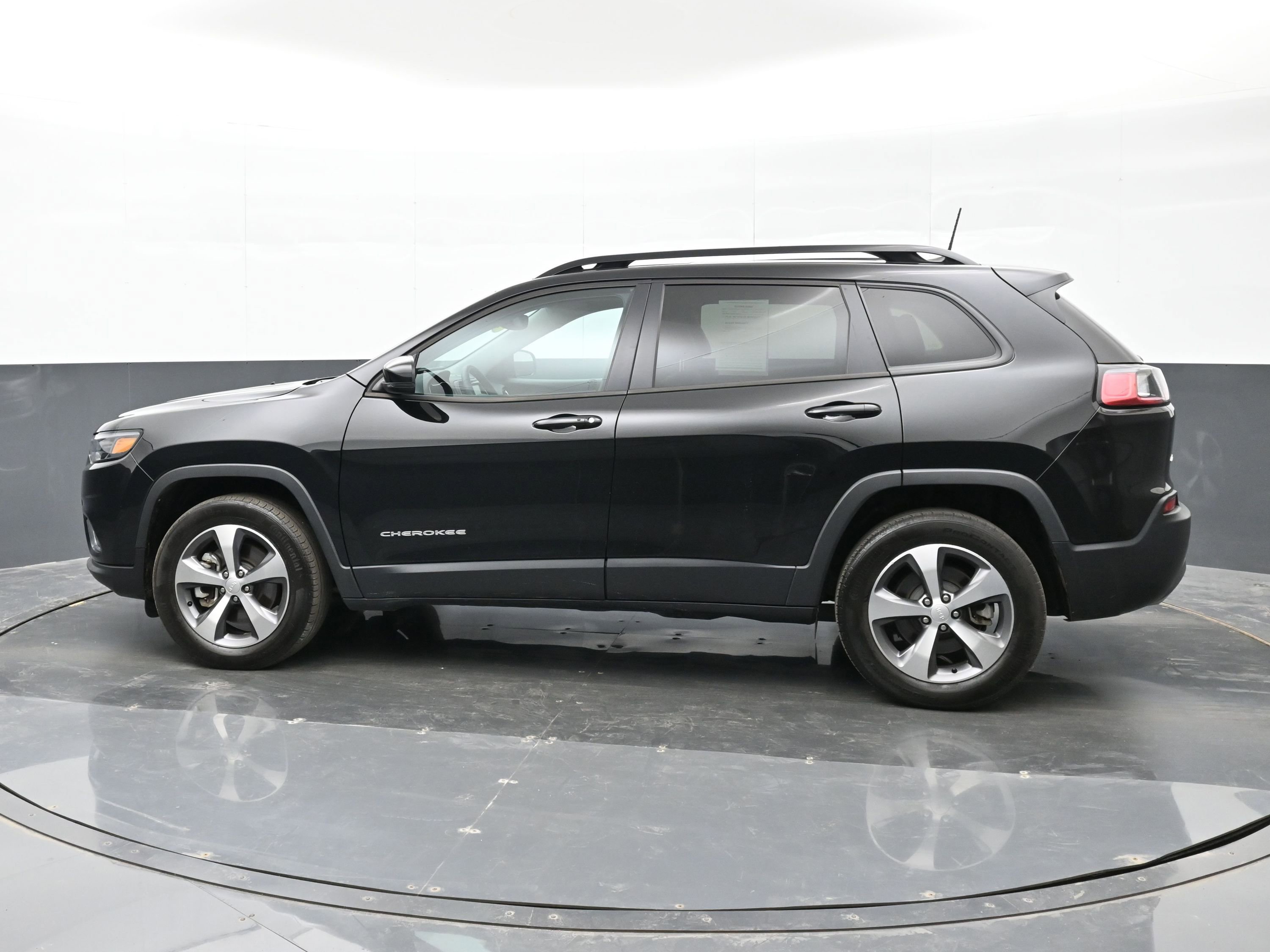 Used 2022 Jeep Cherokee Limited image 9