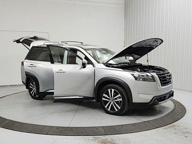 Used 2025 Nissan Pathfinder Platinum w/ Cargo Package image 9