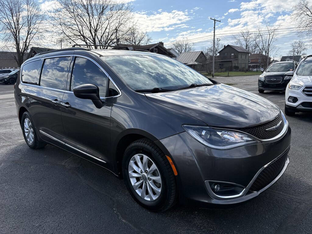 Used 2017 Chrysler Pacifica Touring-L image 7