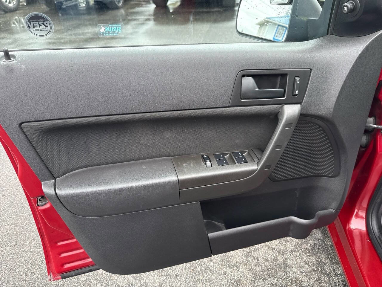 Used 2010 Ford Focus SE FWD image 10