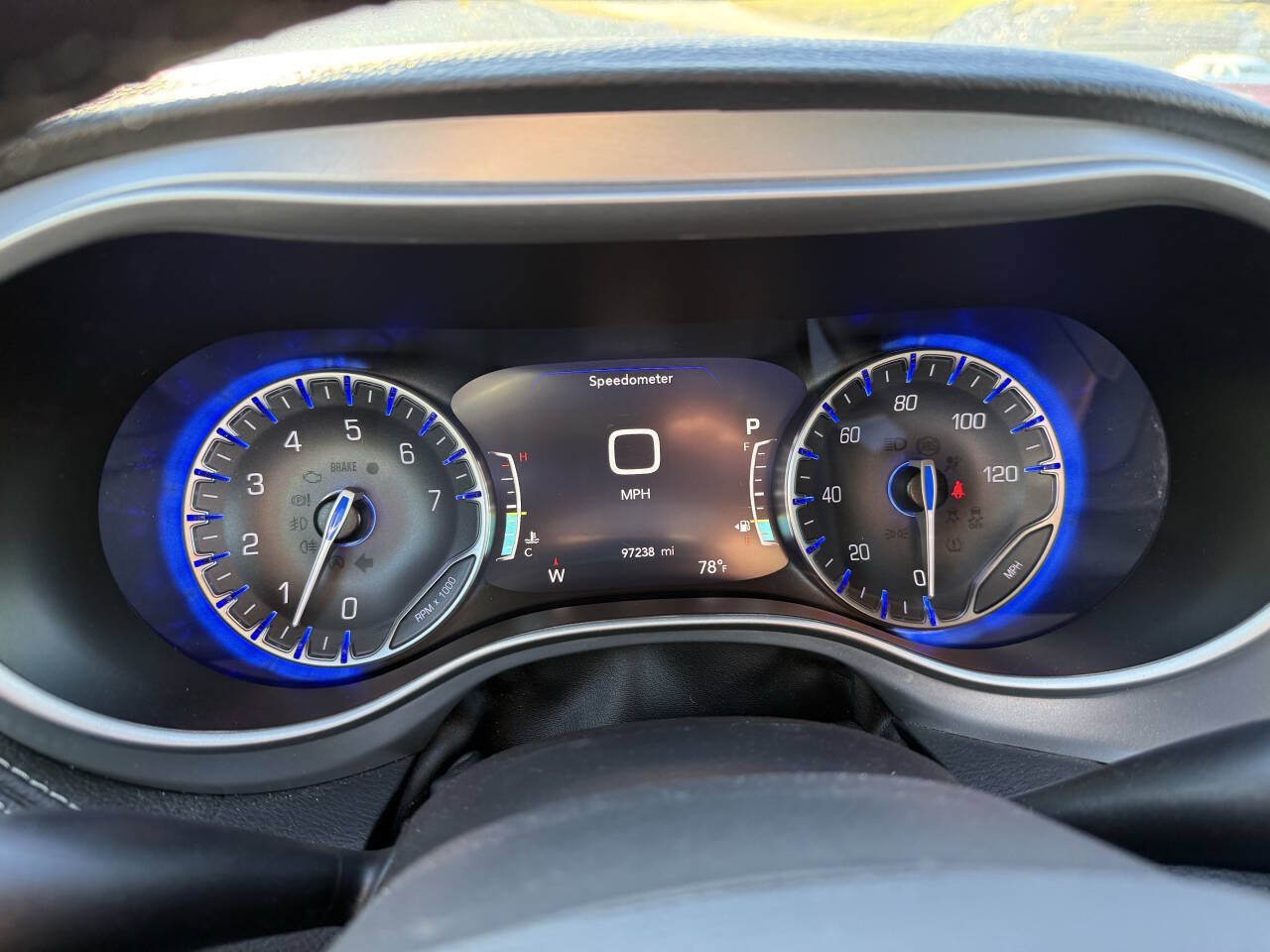 Used 2023 Chrysler Pacifica Touring FWD image 11