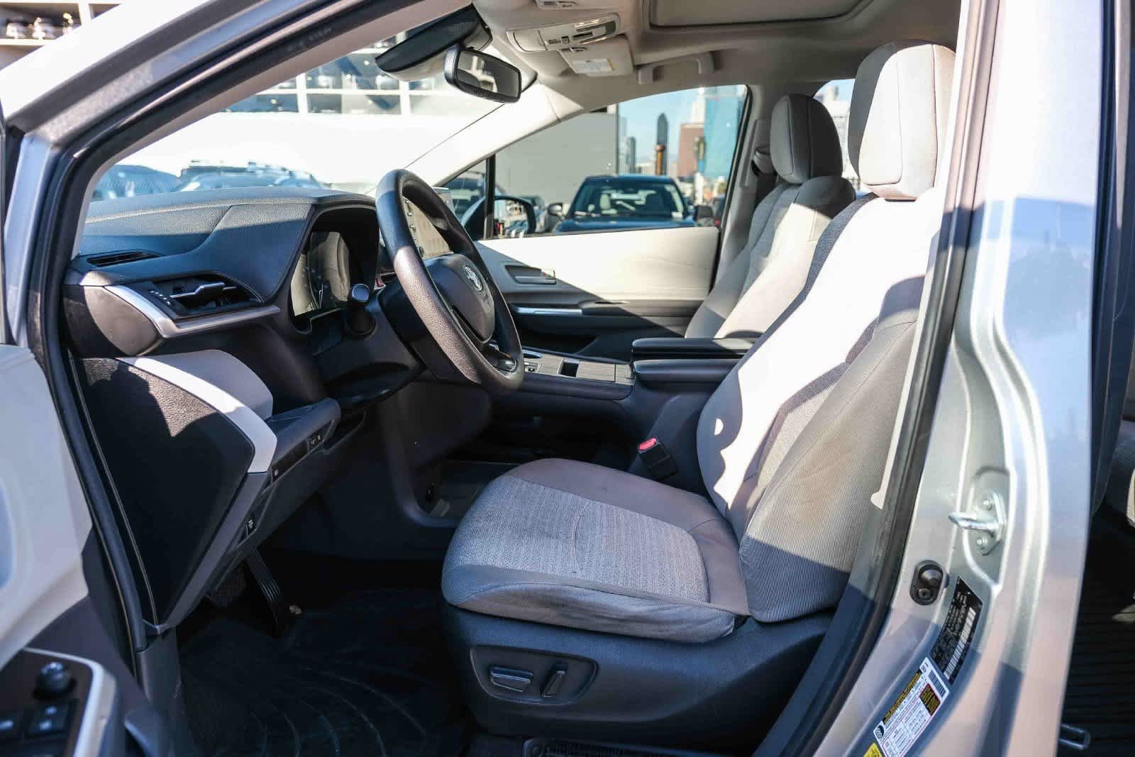Used 2024 Toyota Sienna LE w/ LE Plus Package FWD image 18