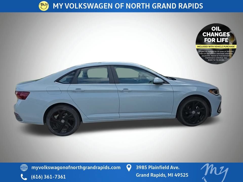Used 2025 Volkswagen Jetta SE w/ Black Wheel Package FWD image 4