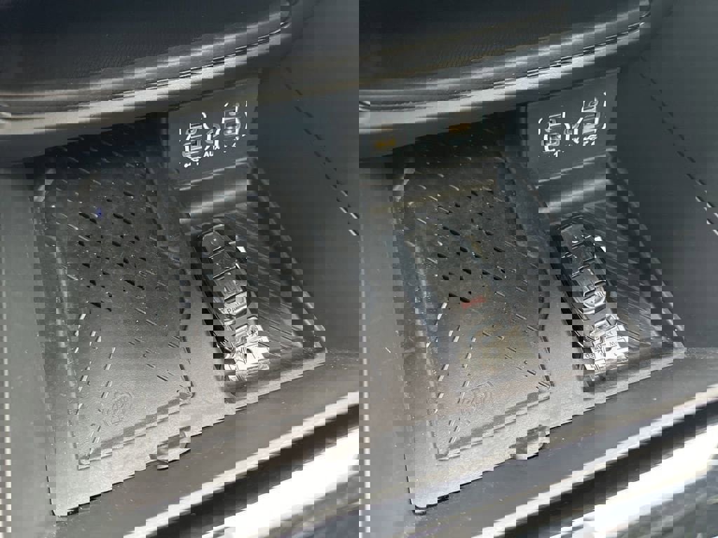 Used 2025 Chrysler Pacifica Limited image 29