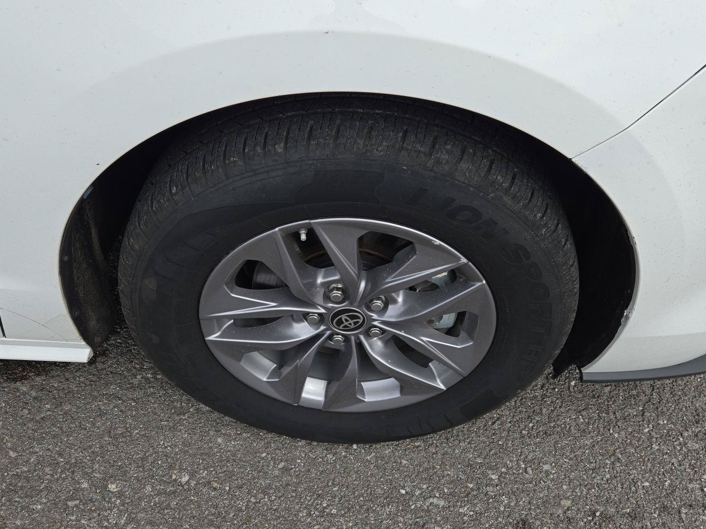 Used 2024 Toyota Sienna LE AWD/4WD image 9
