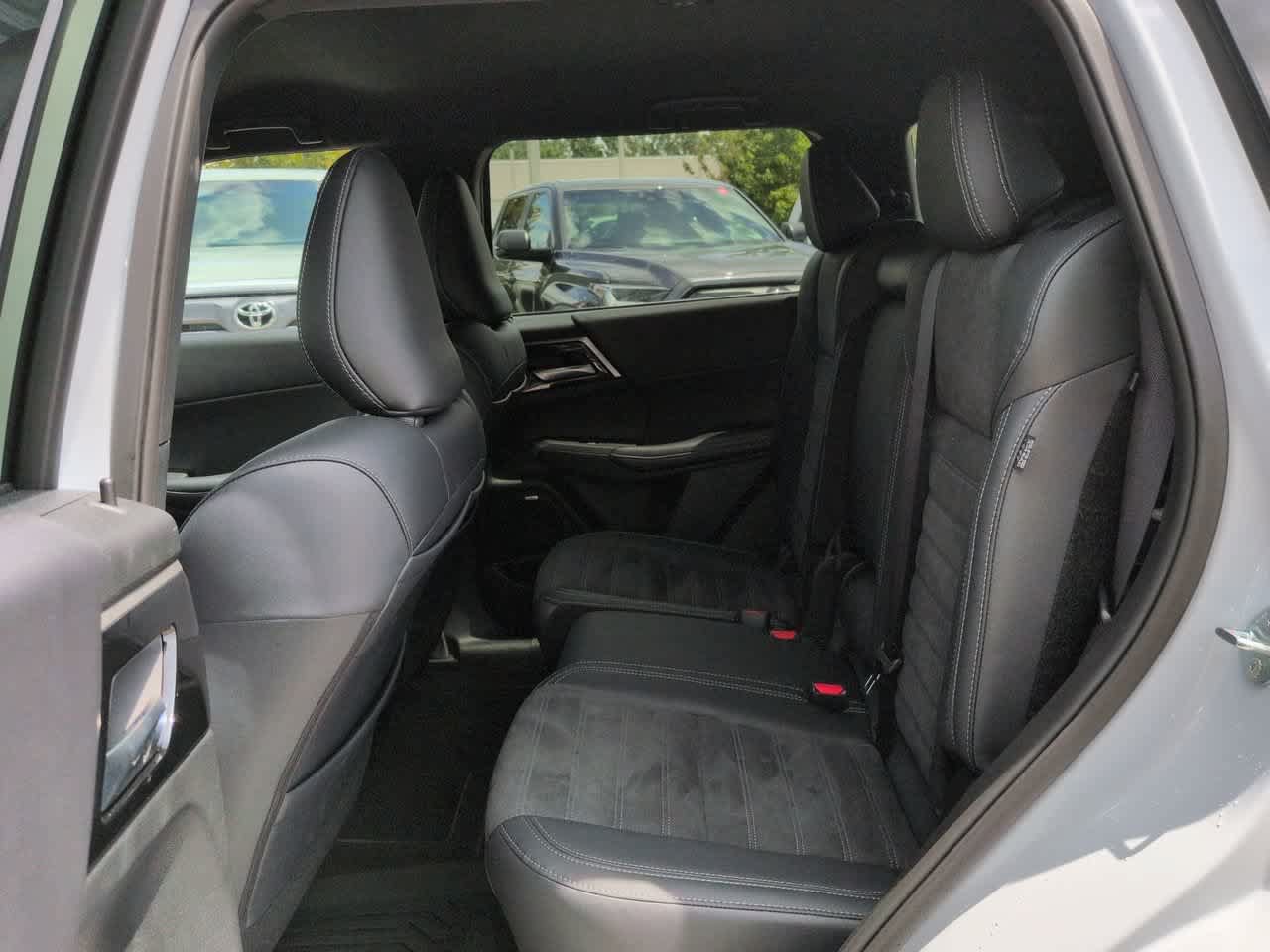 Used 2026 Mitsubishi Outlander SE FWD image 13
