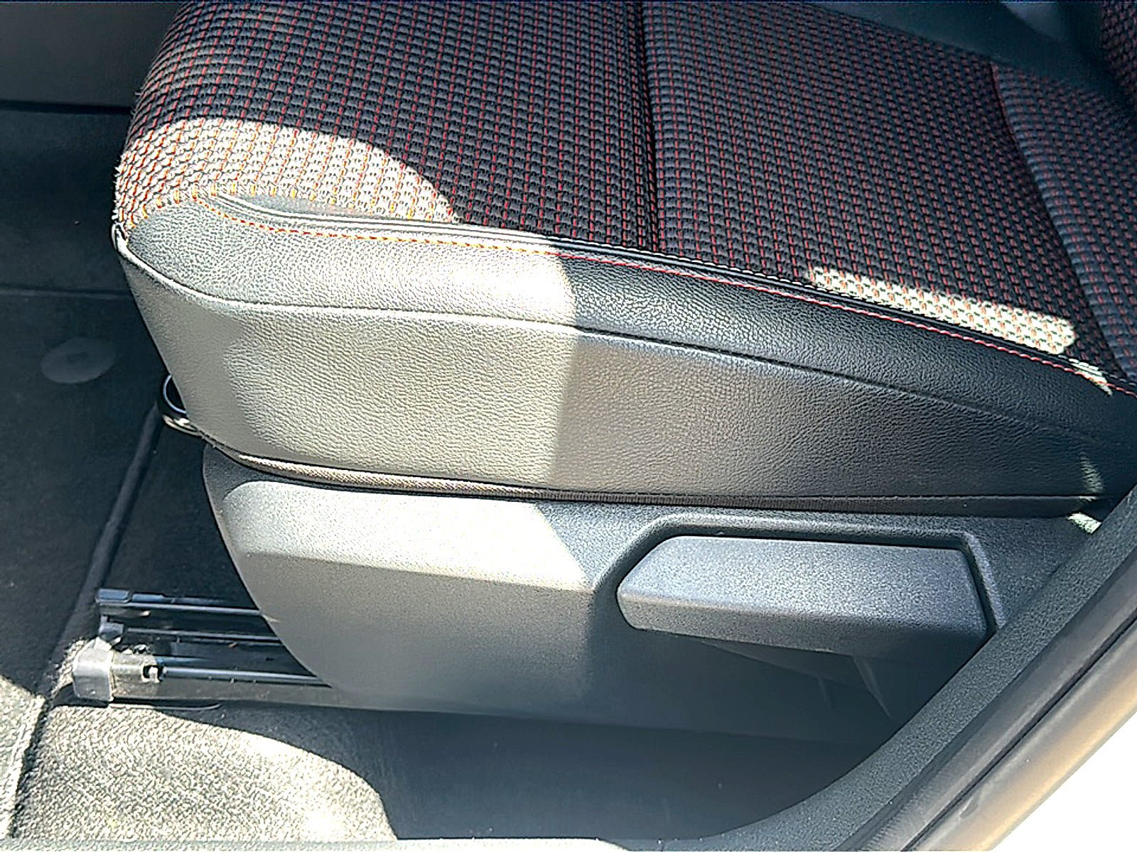Certified 2025 Nissan Kicks SR FWD image 15