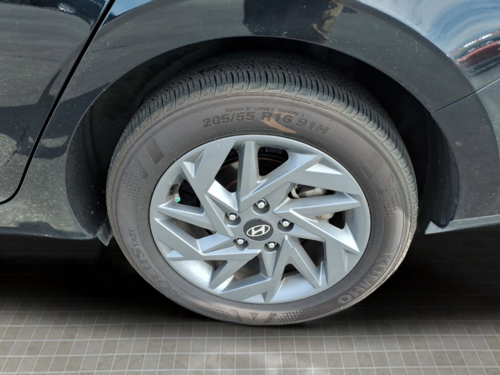Used 2024 Hyundai Elantra SEL image 11