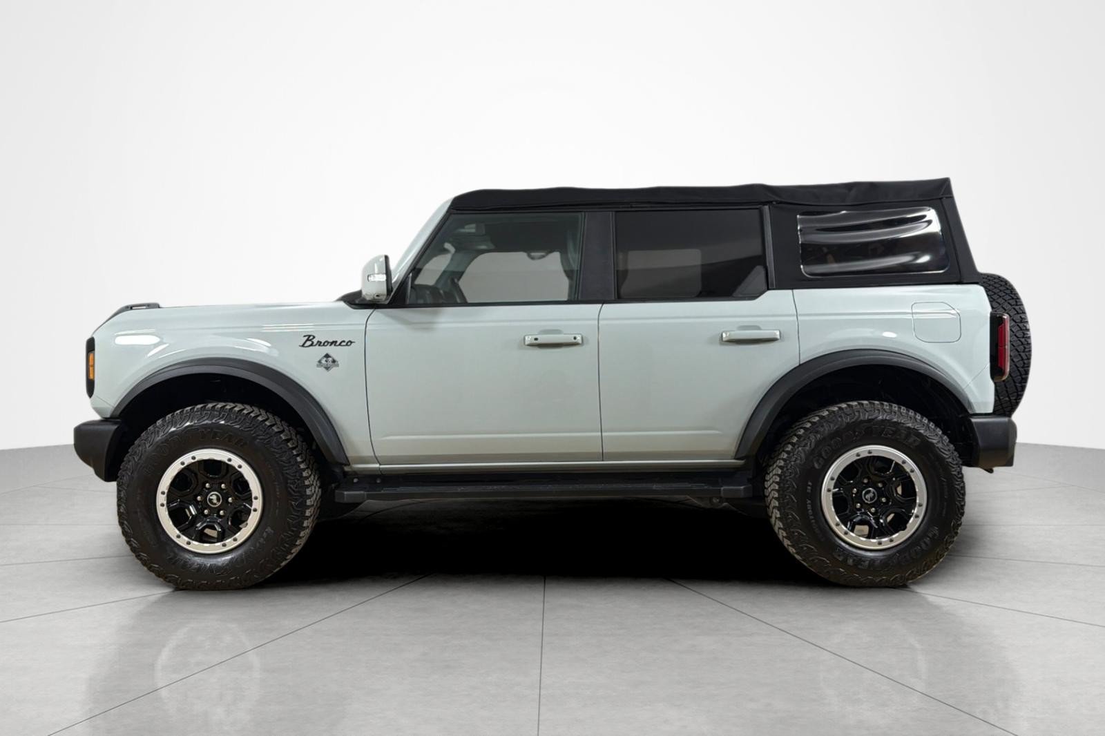 Used 2022 Ford Bronco Outer Banks w/ Sasquatch Package AWD/4WD image 2